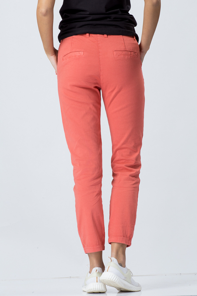 Памучен панталон в цвят корал с харбали на джобовете