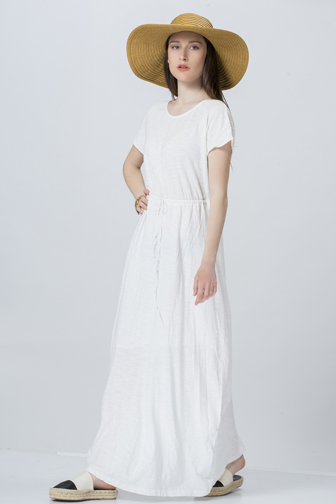 Дълга рокля от трико в бяло с ефектен гръб