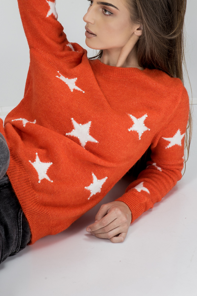 Мек пуловер с десен звезди в червено