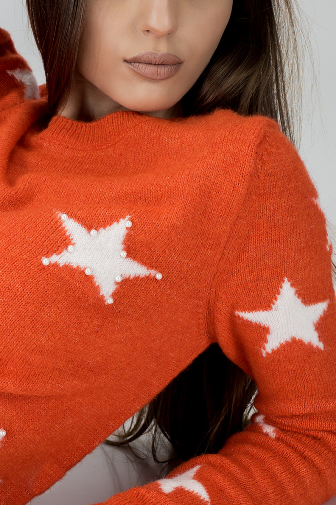 Мек пуловер с десен звезди в червено