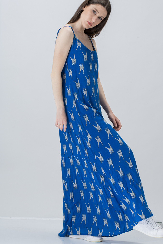 Дълга синя рокля с принт жирафи