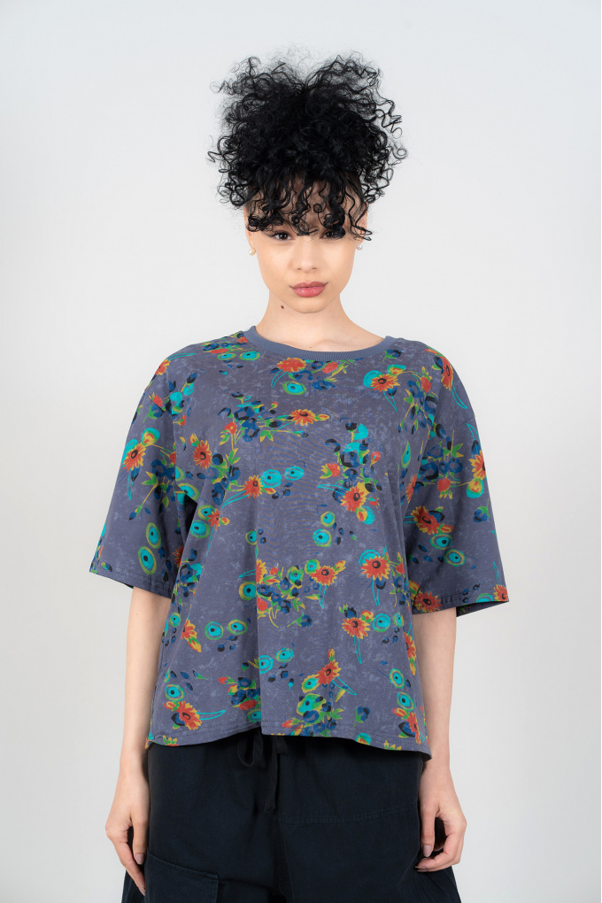 Дамска оувърсайз блуза от памук в синьо-лилаво цвят с флорален принт