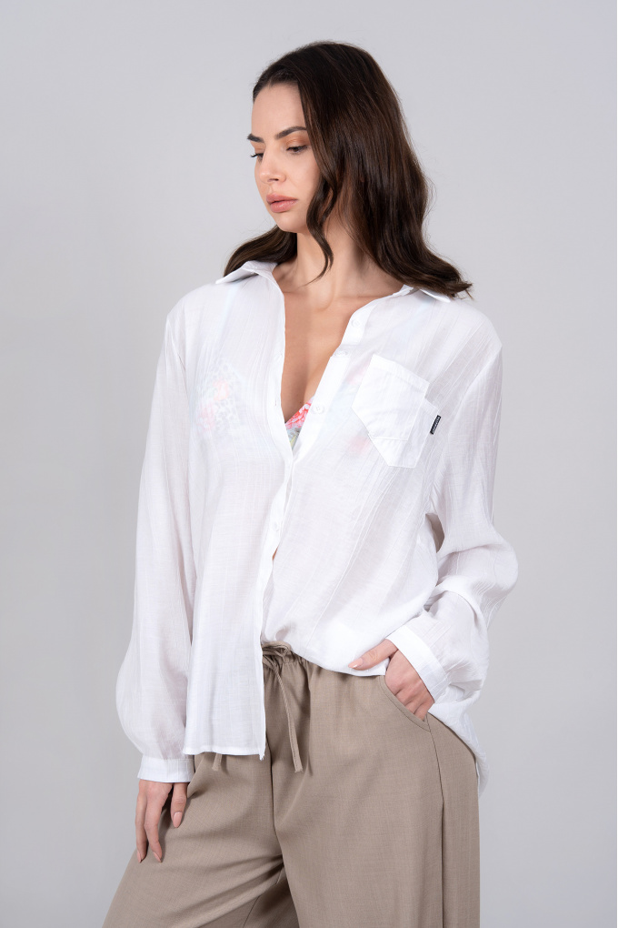 Дамска оувърсайз риза в бяло с декоративен двоен джоб