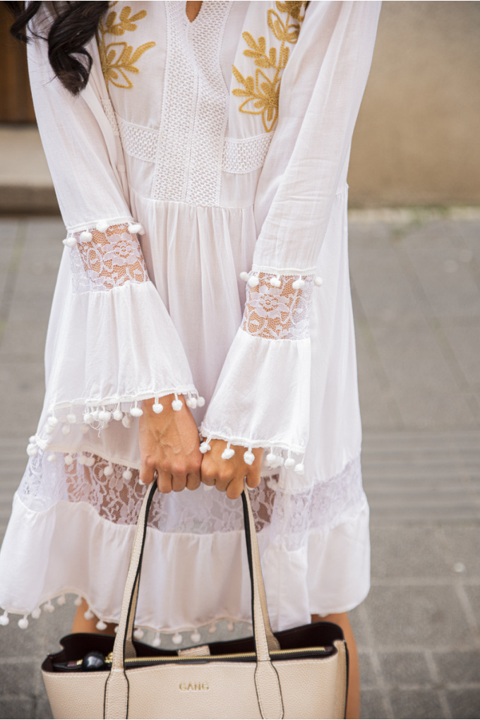 Къса рокля в бяло с бежова бродерия на гърдите и дантелени елементи