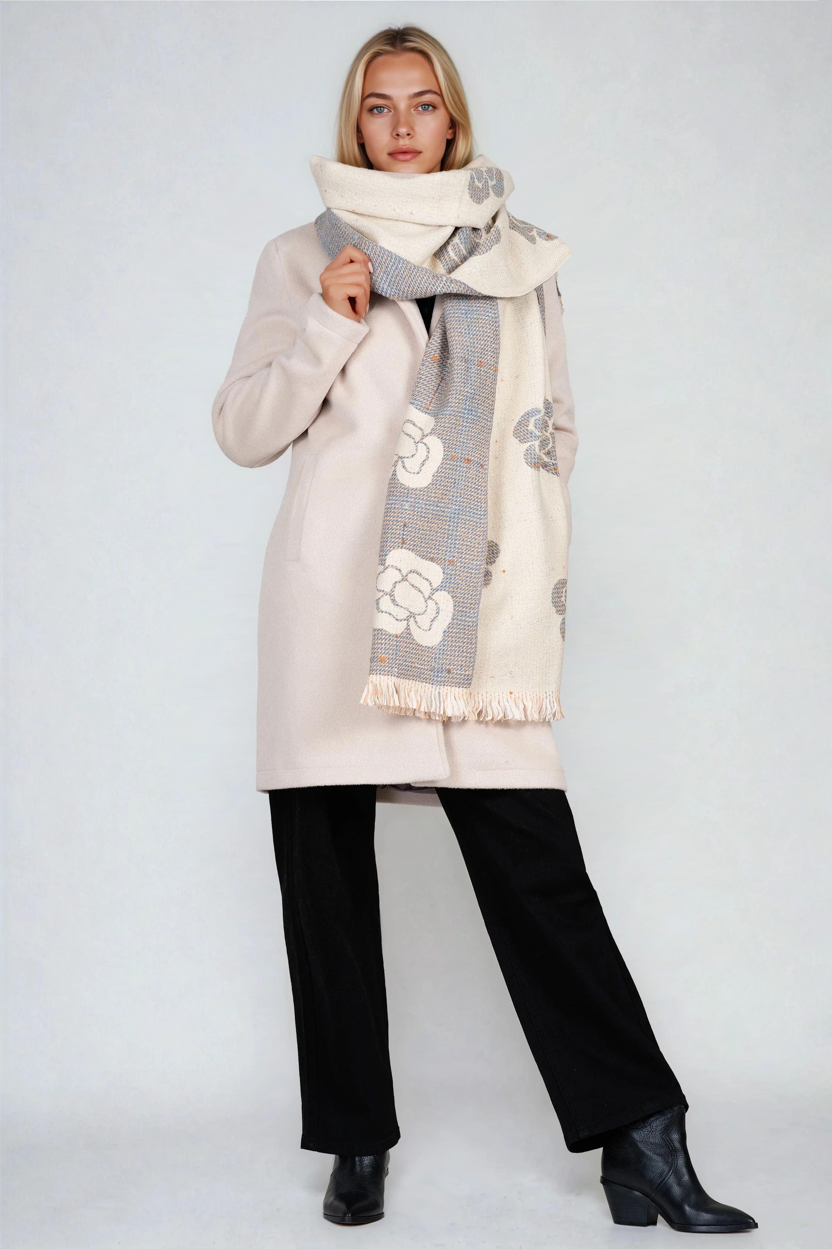 Дамски двулицев шал в бежово и сиво с принт цветя