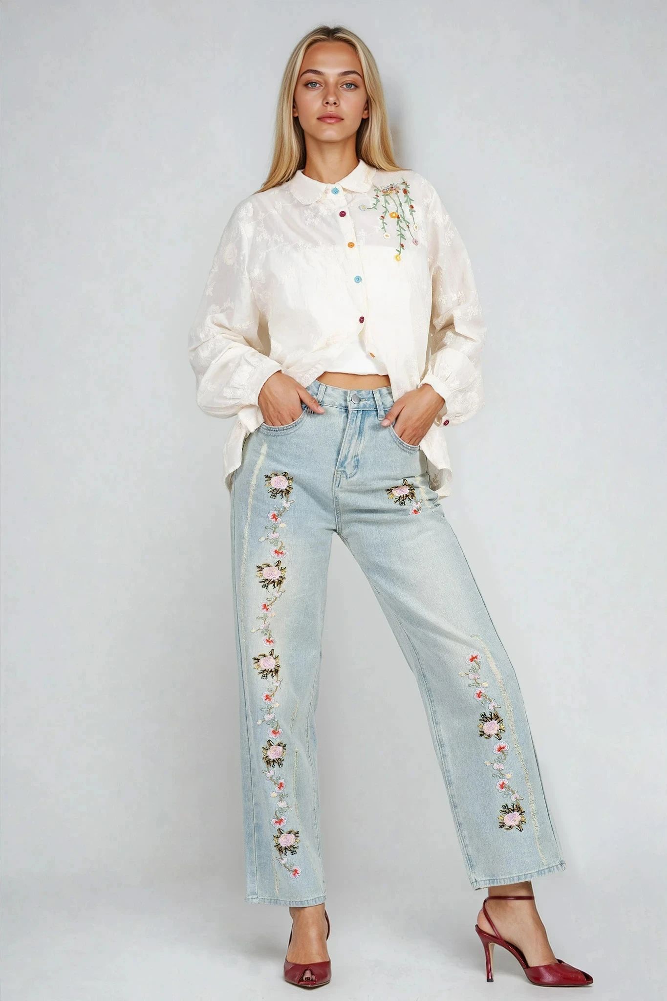 Дамски ултра еластични дънки светлосиньо от тънък памук с бродирани цветя