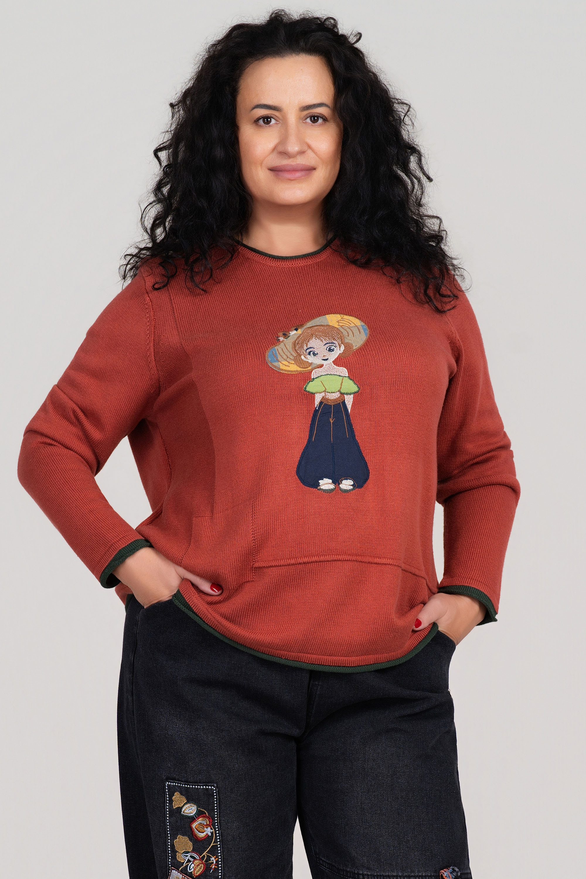 Макси пуловер от фино плетиво в керемидено червено с бродерия момиче с дънки