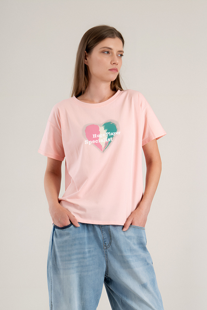 Дамска тениска от памук в розово с щампа сърце в розово и зелено