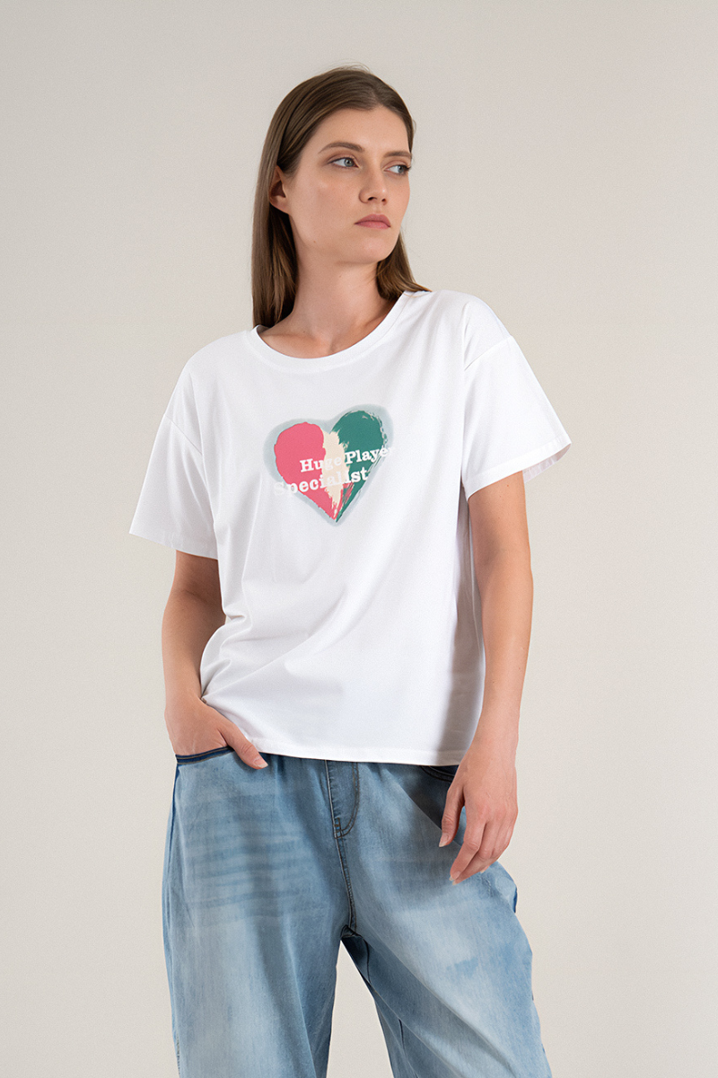 Дамска тениска от памук в бяло с щампа сърце в розово и зелено