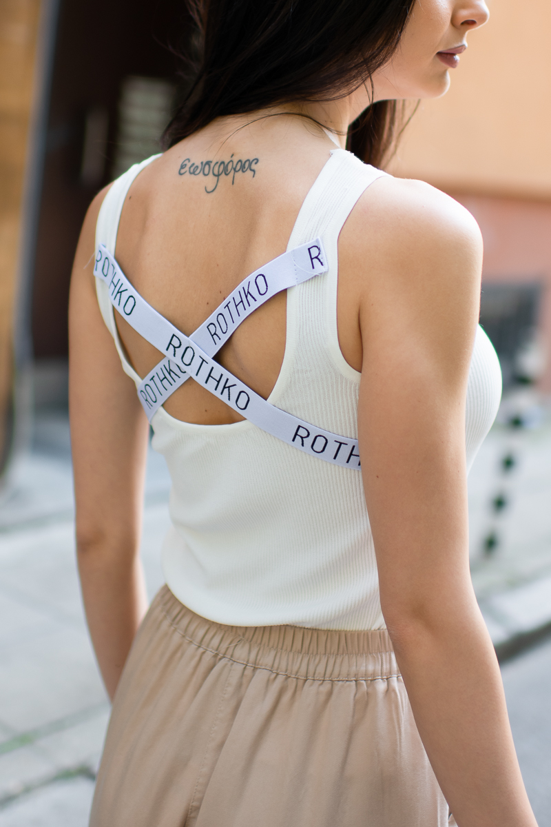 Дамски топ в бяло с широки ластични кръстосани презрамки на гърба