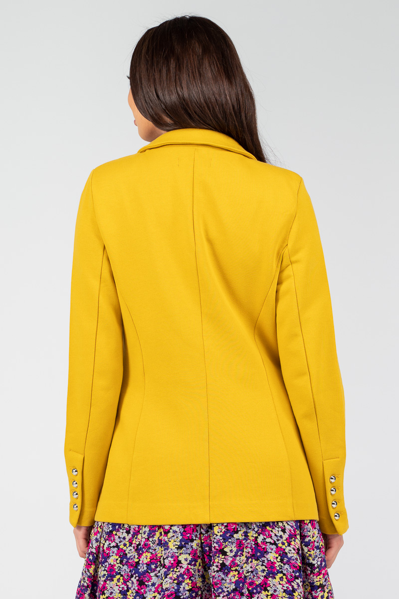 Дамско сако в жълто със странични копчета на ръкавелите