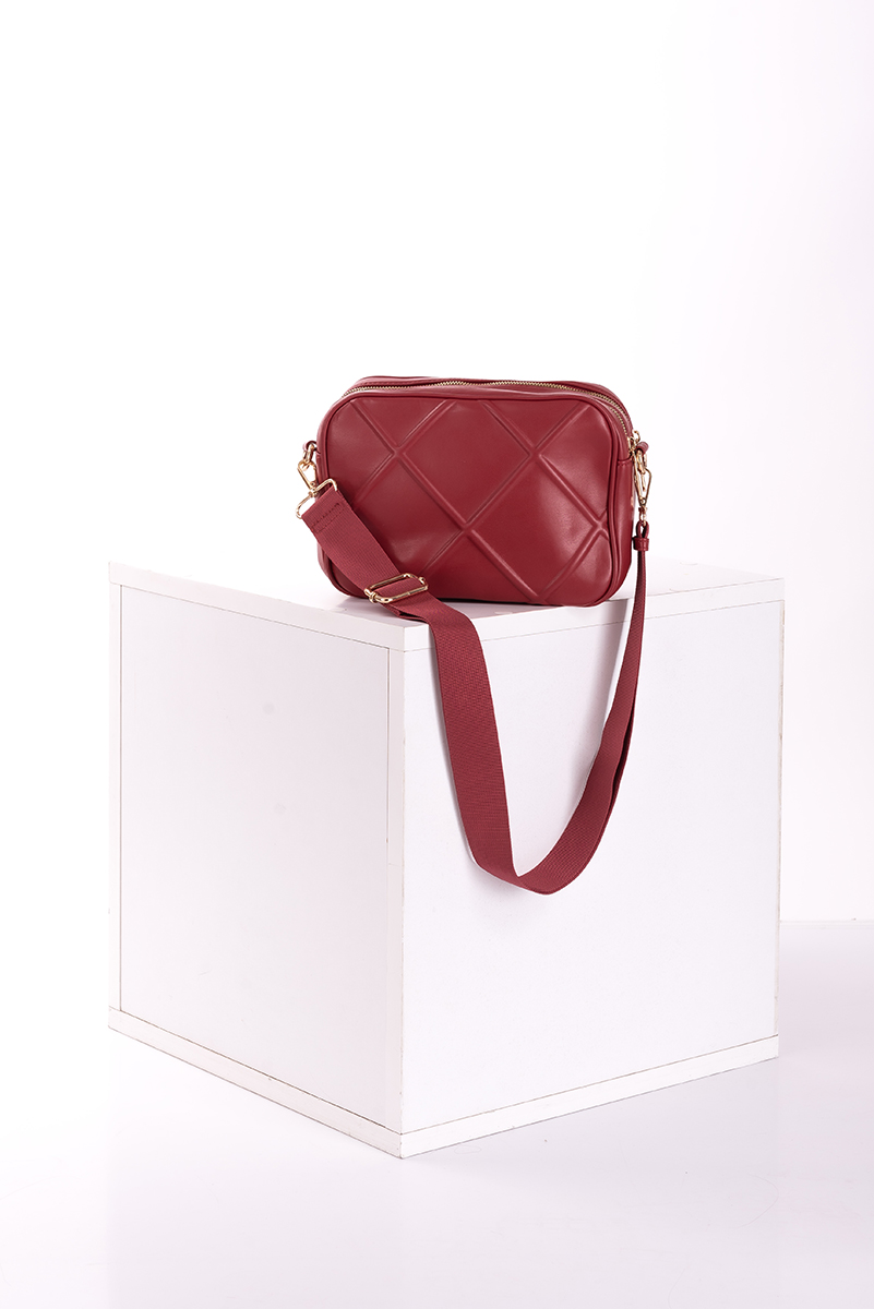 Малка дамска чанта в червено с релефни ромбоиди