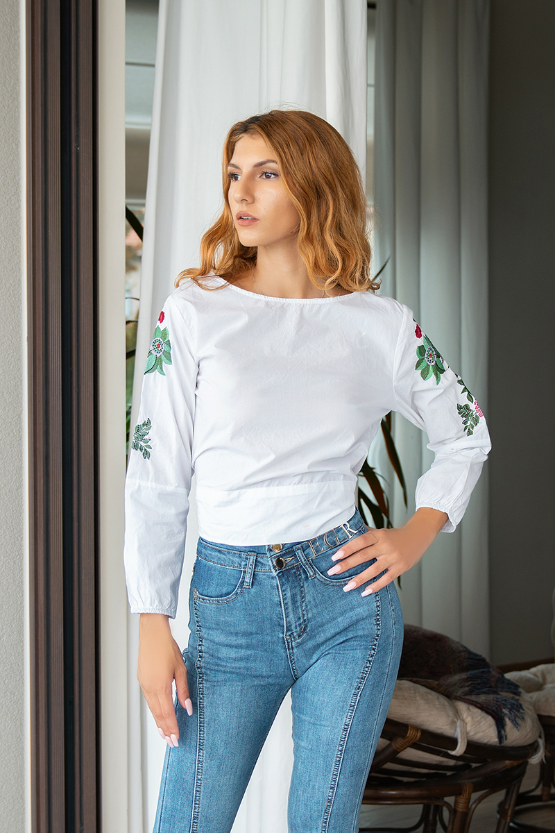 Дамска къса блуза от памук в бяло с бродирани цветя и връзка