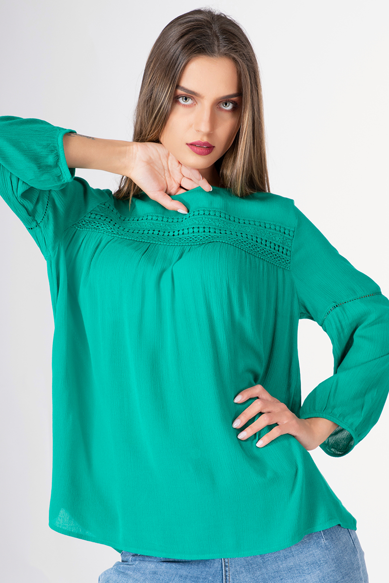 Дамска блуза в зелено с елементи на бродерия