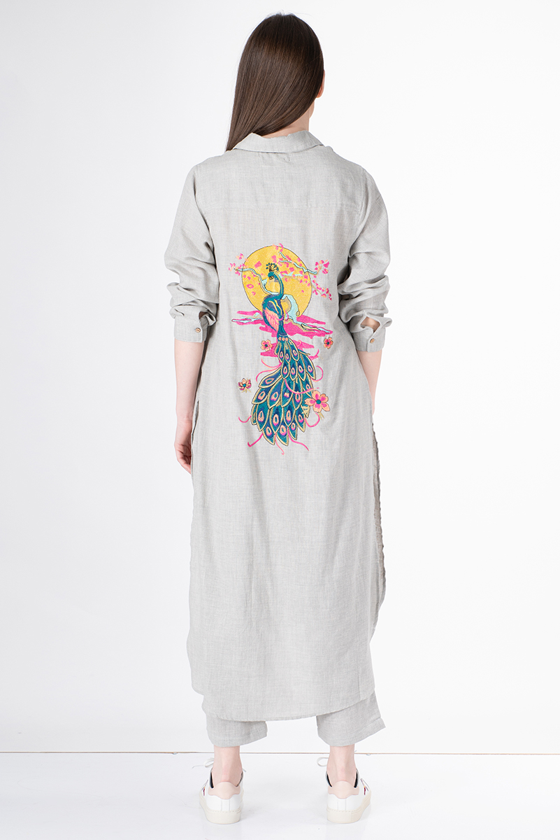 Дамски комплект в сиво с ефектна бродерия на гърба