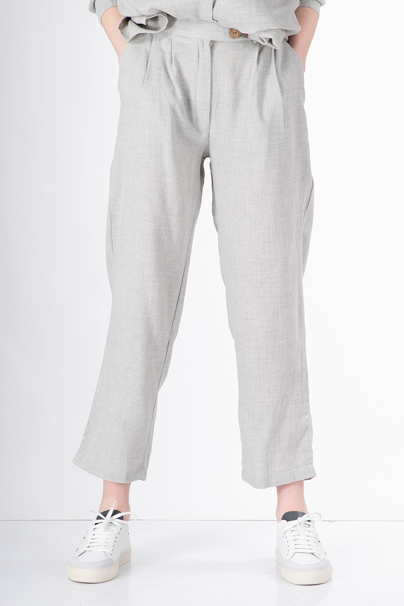 Дамски комплект в сиво с ефектна бродерия на гърба