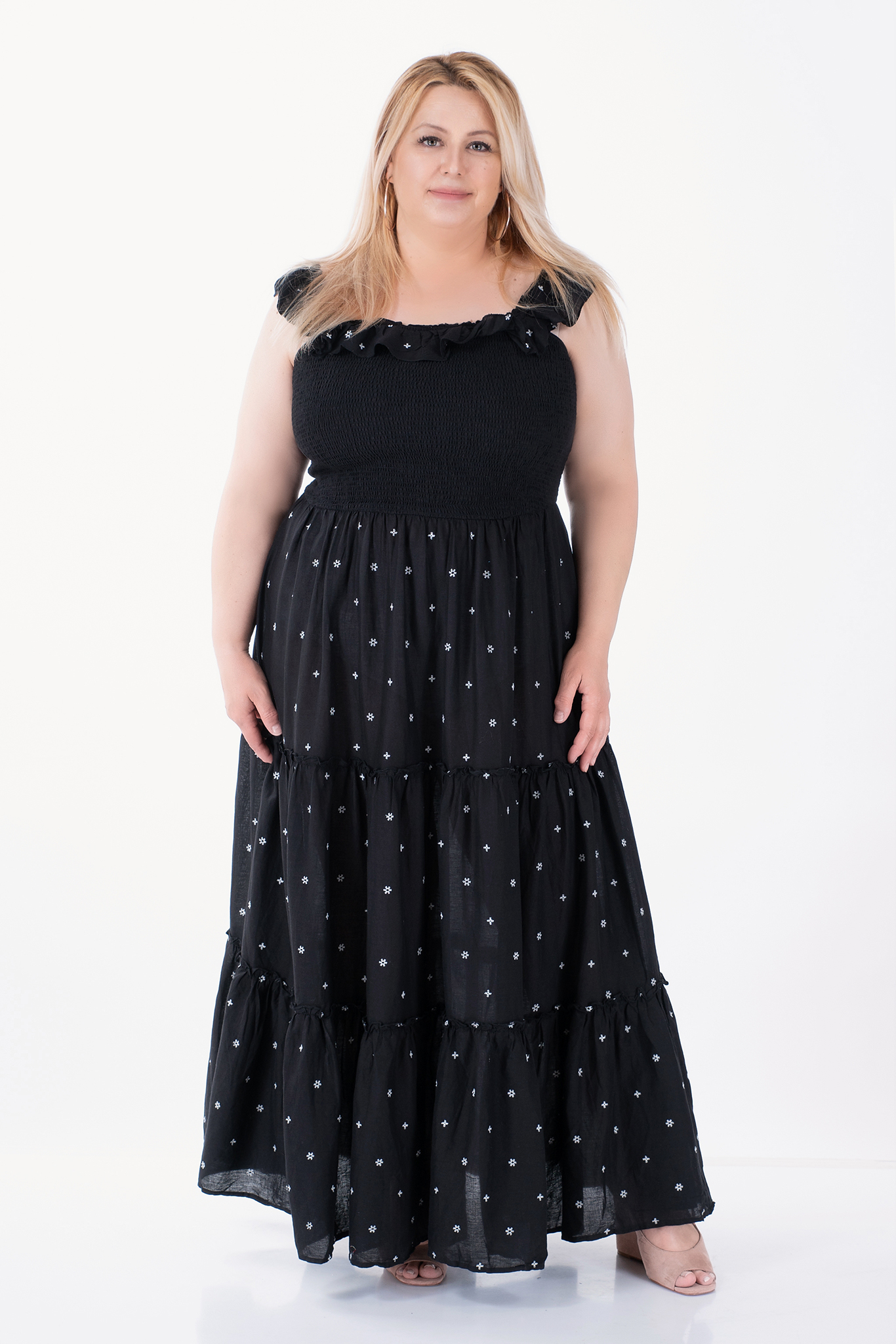 МАКСИ дълга рокля от памук в черно с принт бели бродирани цветчета