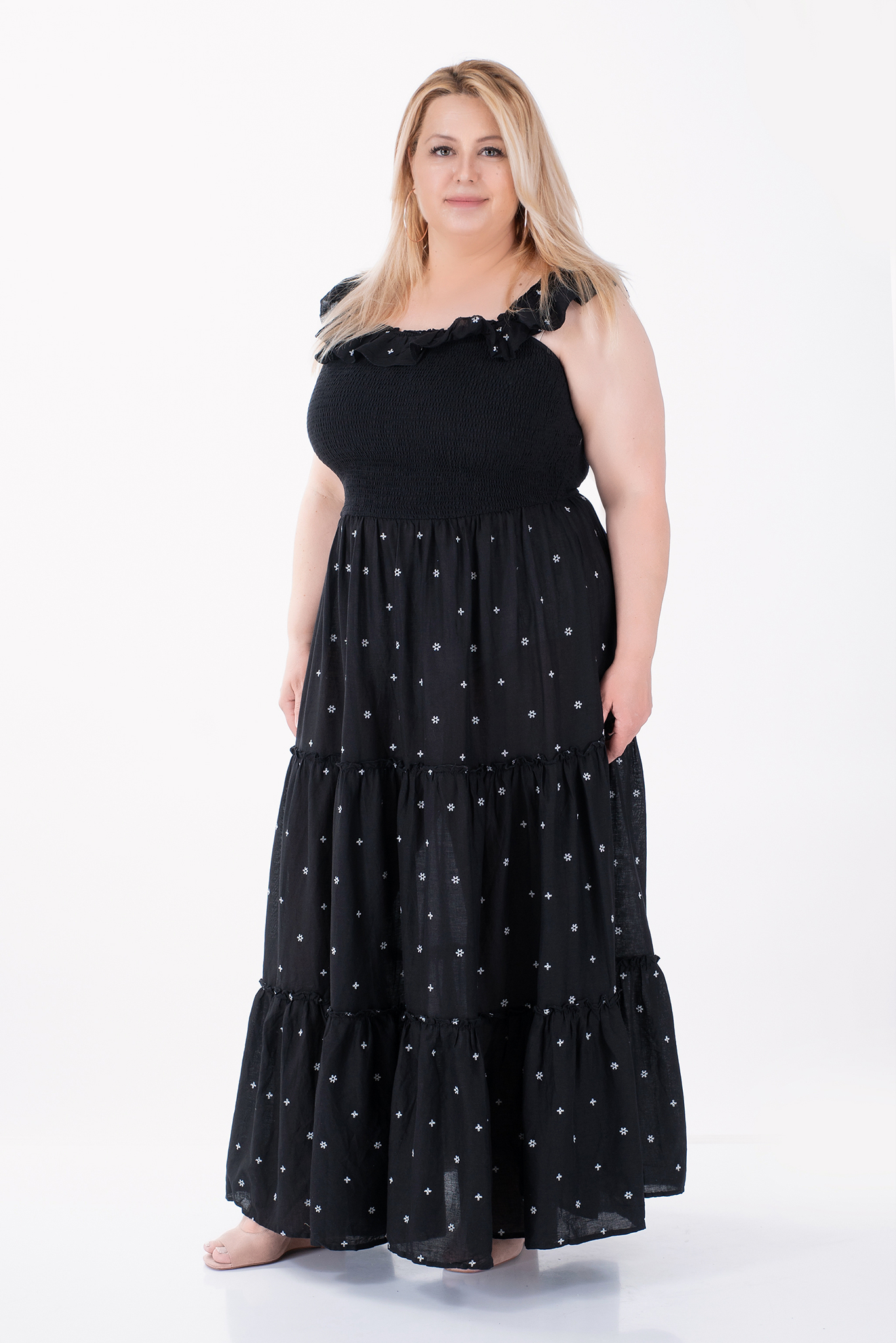 МАКСИ дълга рокля от памук в черно с принт бели бродирани цветчета