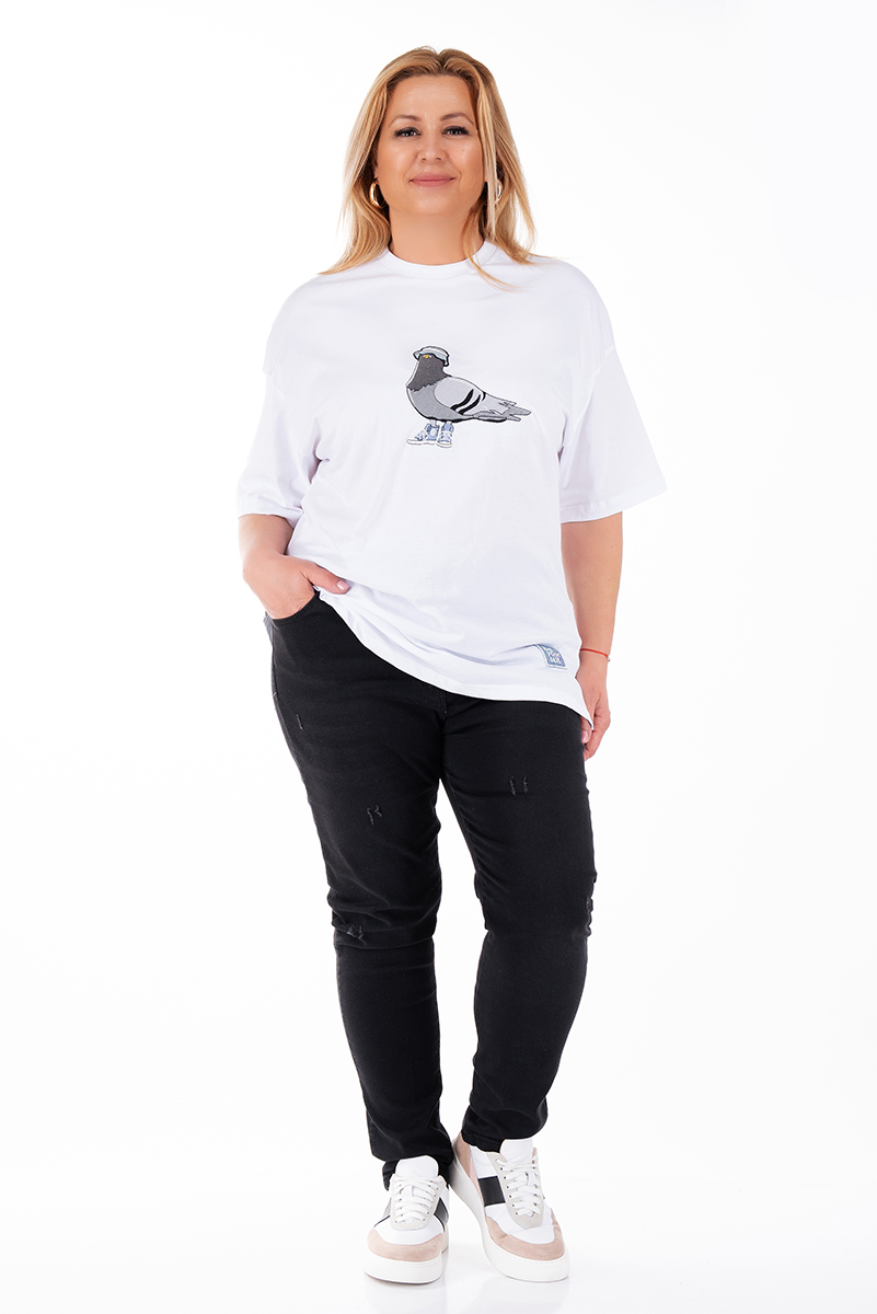 МАКСИ тениска в бяло с бродиран гълъб с кецове