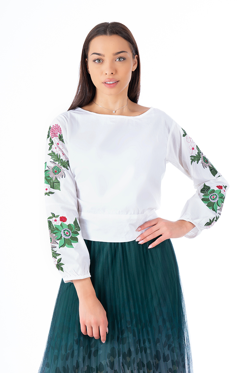 Дамска къса блуза от памук в бяло с бродирани цветя и връзка