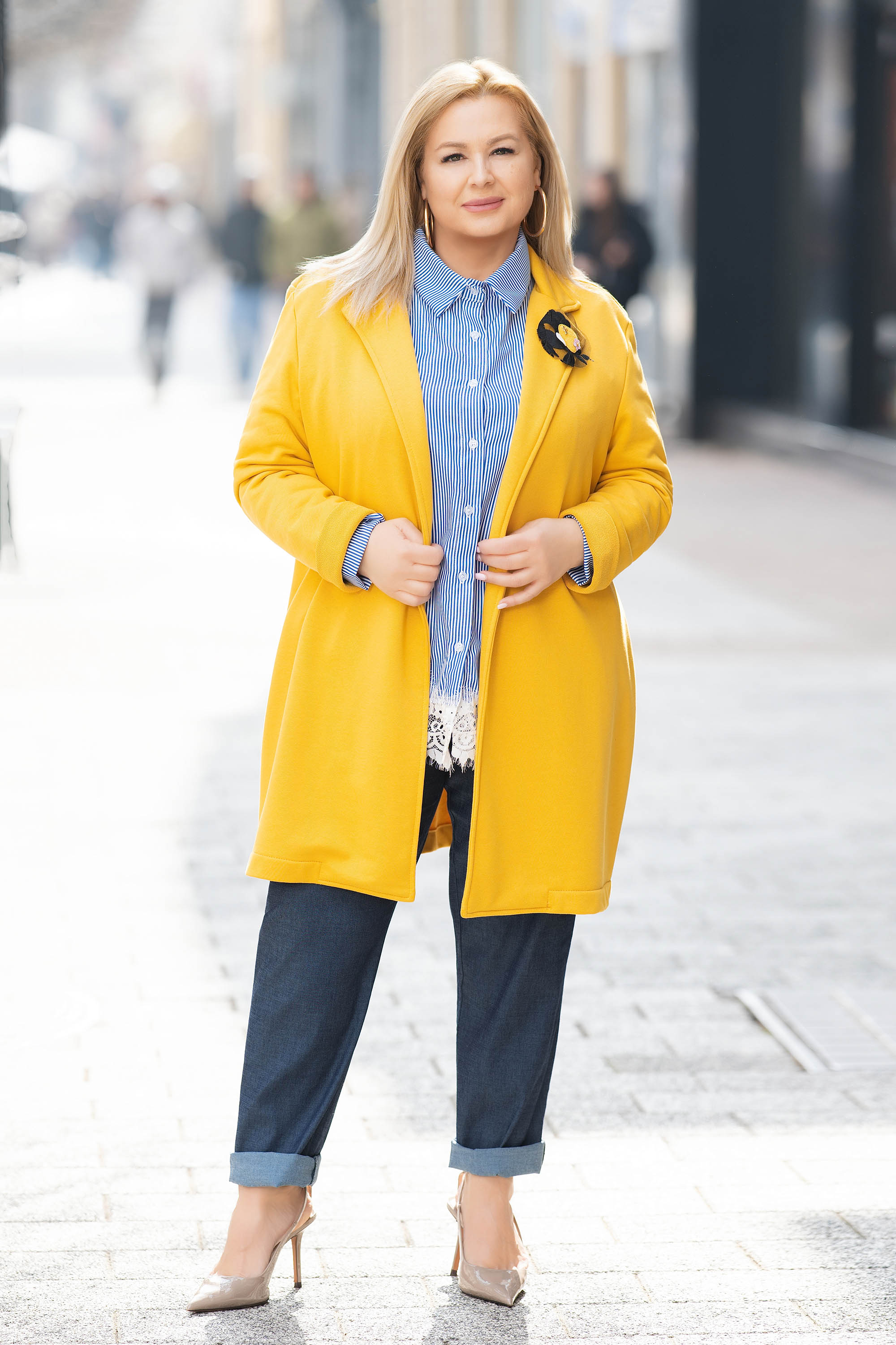 МАКСИ сако в жълто с издължена кройка и декорирано цвете на ревера