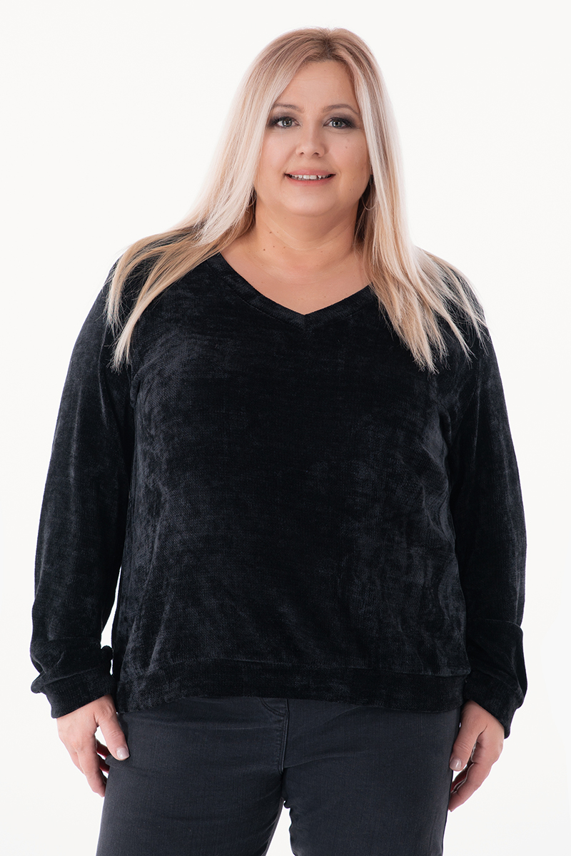 МАКСИ плюшена блуза в черно с остро деколте