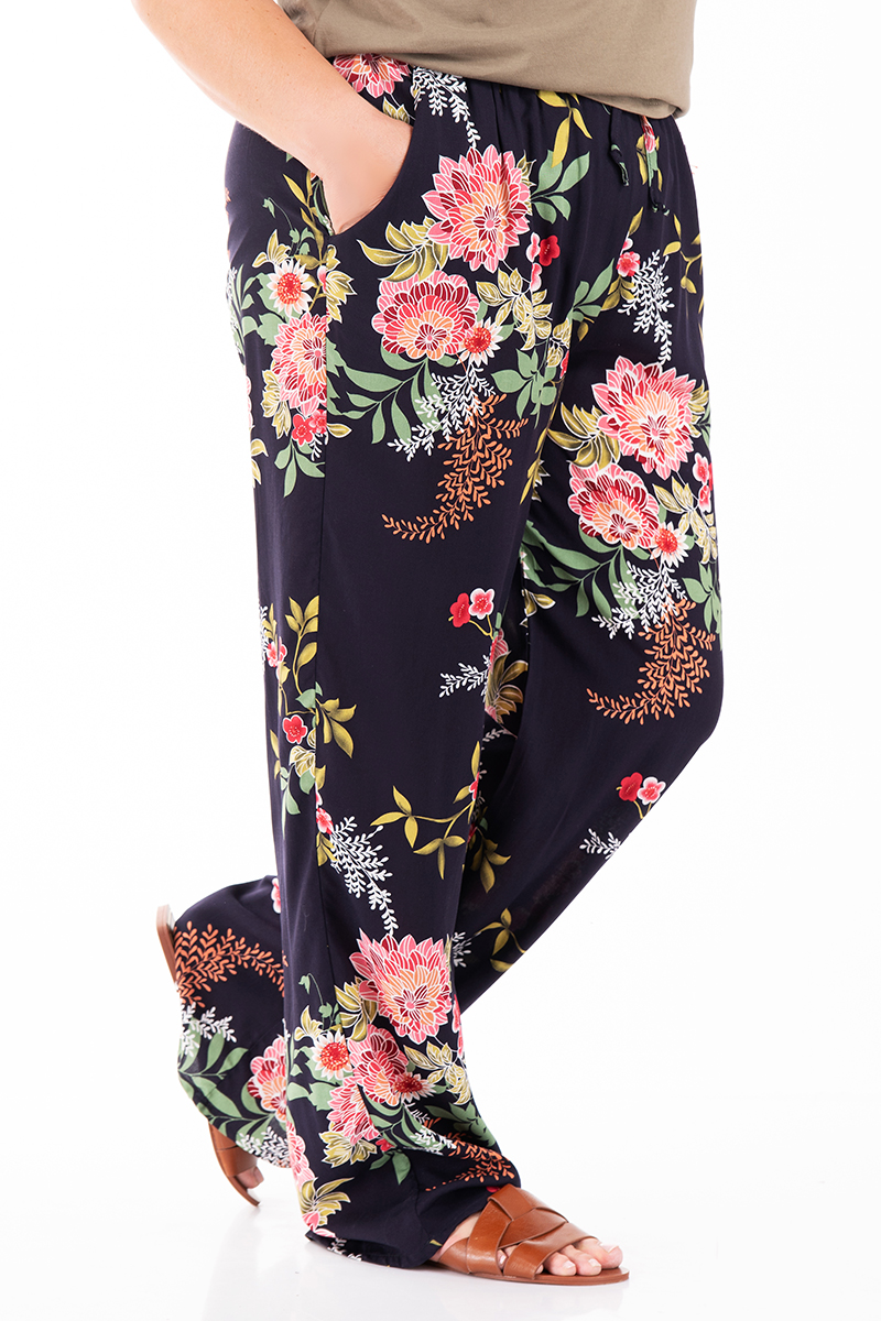 МАКСИ панталон в тъмносиньо с принт листа и цветя в розово и зелено