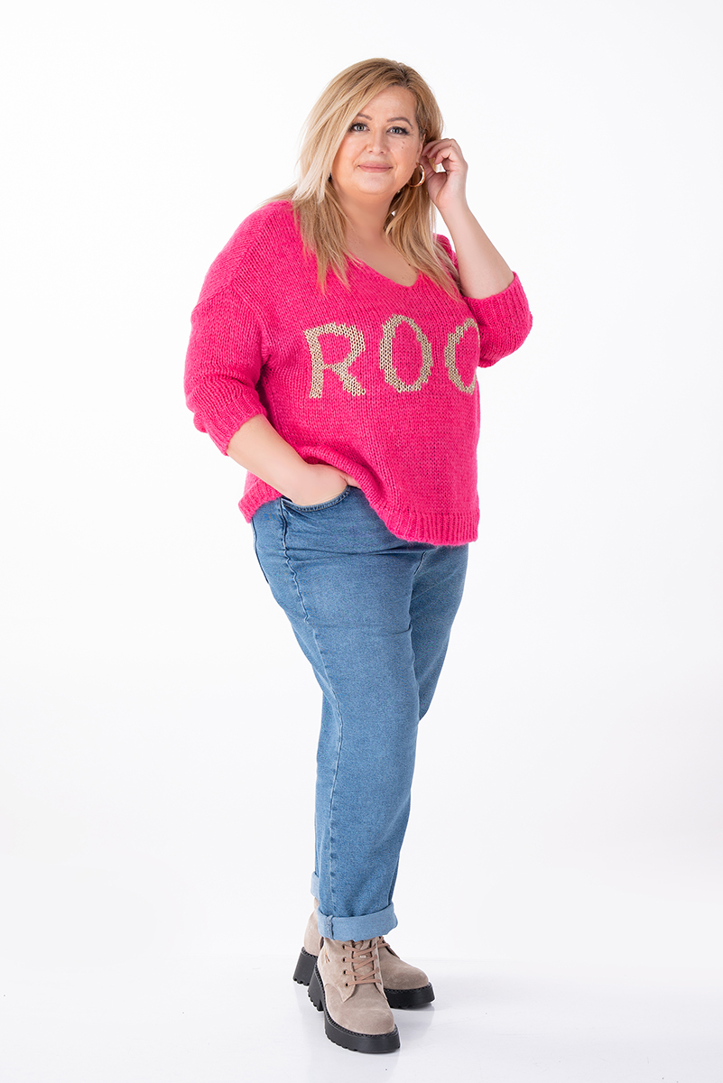 МАКСИ пуловер от едро плетиво в цикламено розово със златист надпис