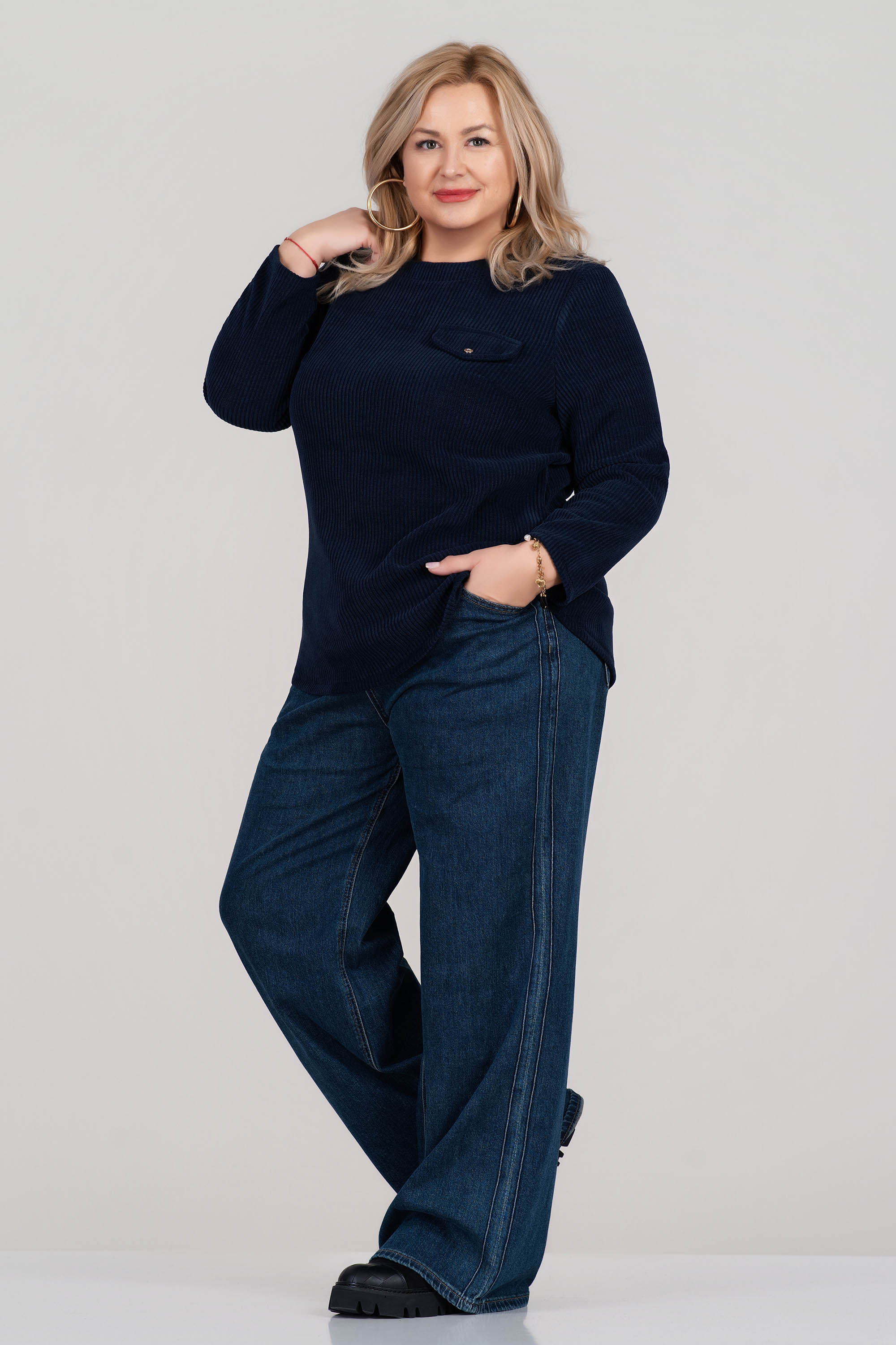 МАКСИ блуза в тъмносиньо от плътна релефна материя с декоративен джоб с капак