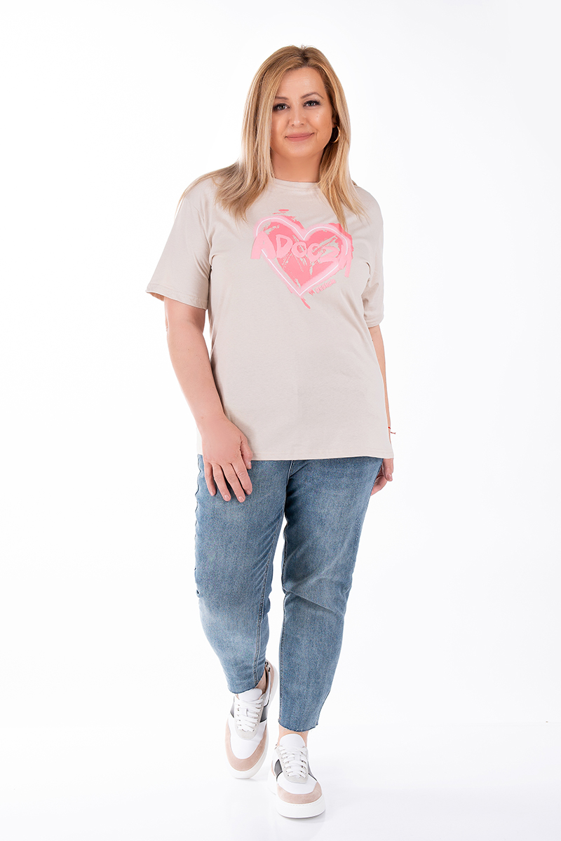 МАКСИ тениска в бежово с щампа розово сърце и релефен надпис