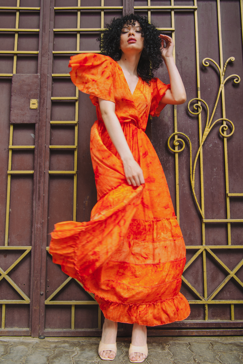 Дълга рокля от коприна в оранжево с акварелен принт