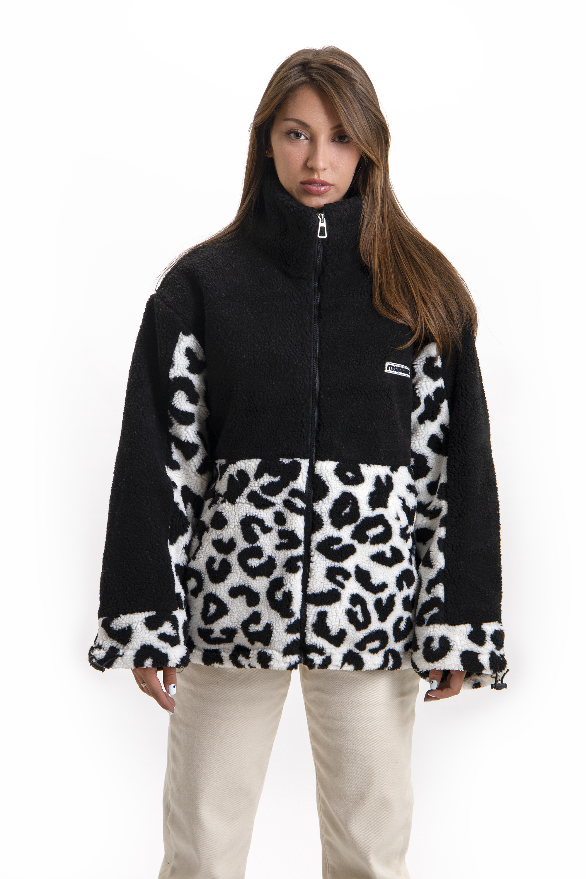 Дамско пухено палто в черно с бял животински принт в долната част