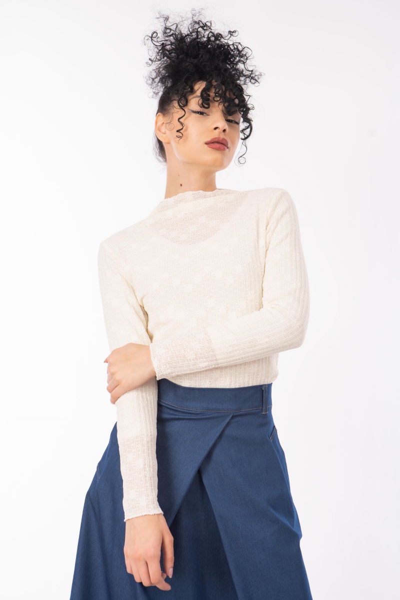 Дамска блуза в цвят екрю от еластична мрежеста дантела