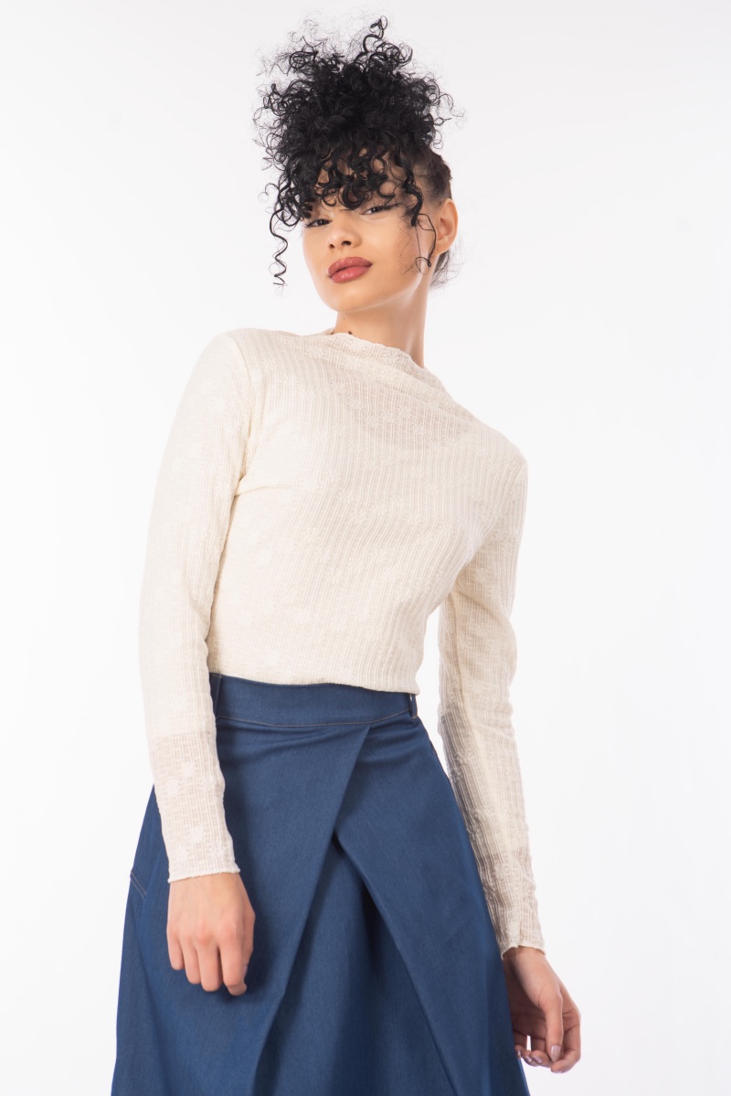 Дамска блуза в цвят екрю от еластична мрежеста дантела