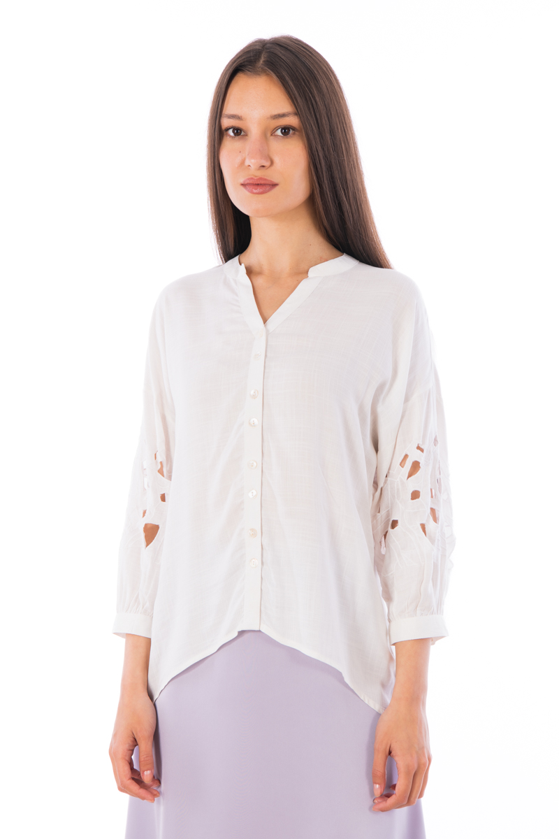 Дамска риза в бяло с рязана бродерия на ръкавите