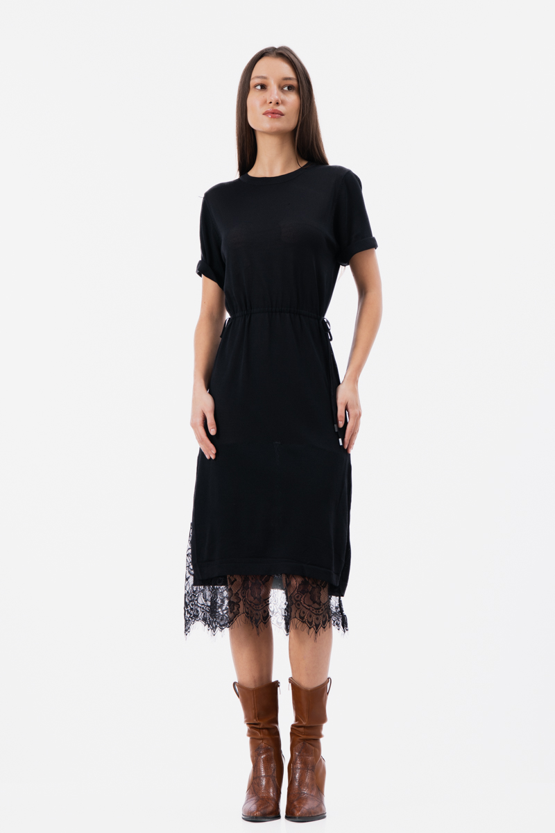 Миди рокля от фино плетиво в черно с дантела в долната част и странични цепки