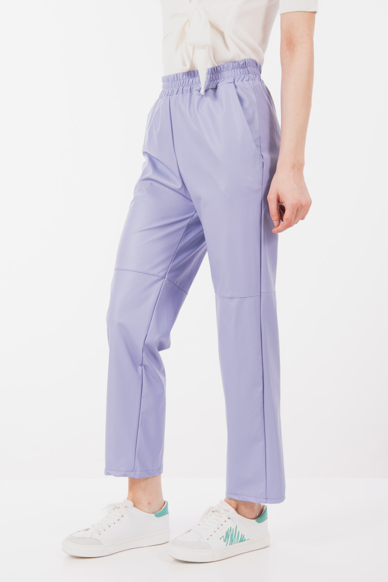 Дамски панталон от еко кожа в лилаво с ластик