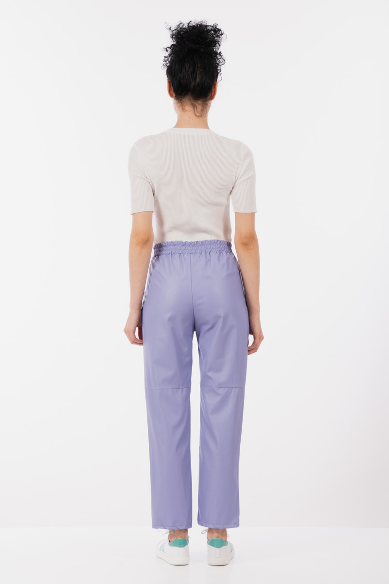 Дамски панталон от еко кожа в лилаво с ластик