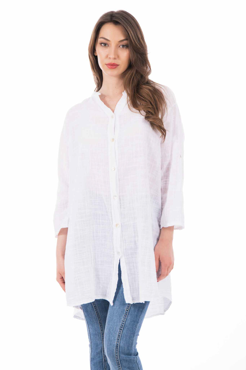 Дамска дълга риза от фин памук в бяло с навиващ се ръкав