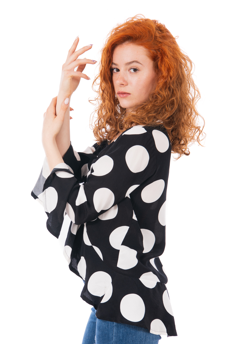 Дамска блуза в черно с харбала и големи бели точки