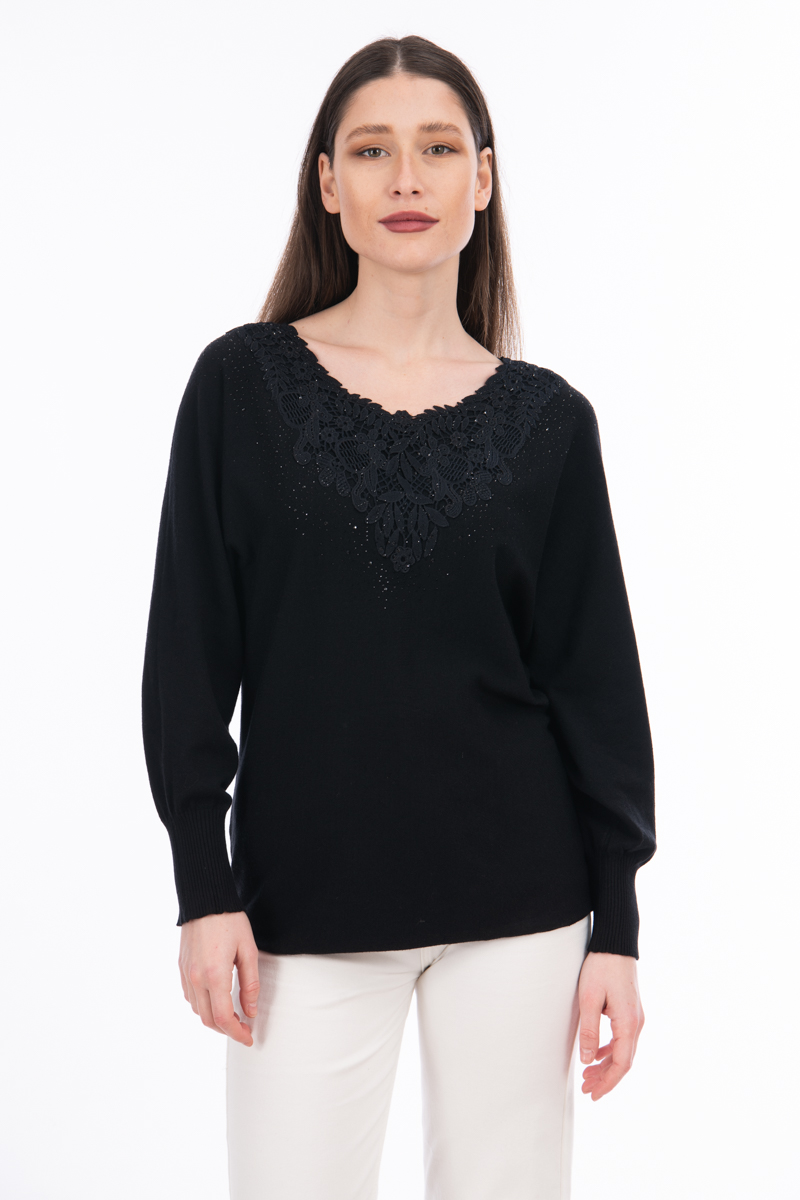 Дамски пуловер от фино плетиво в черно с рязана бродерия и камъни по деколтето
