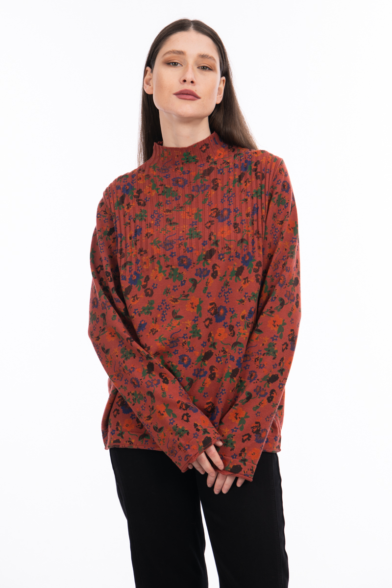 Дамски пуловер от фино плетиво в червено с цветен флорален принт