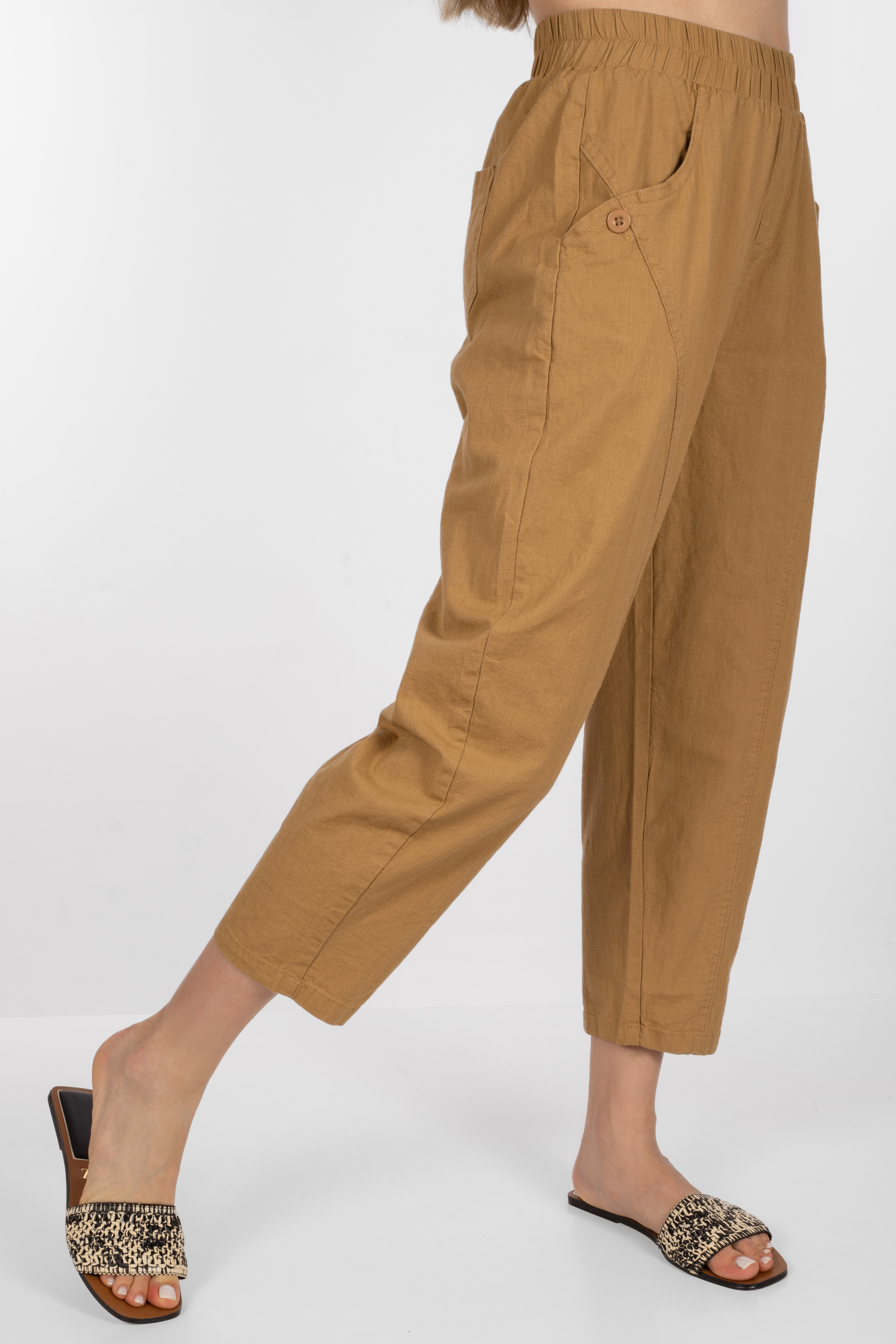 Дамски панталон от памук в светлокафяво с ластик в талията и копче на страничните джобове