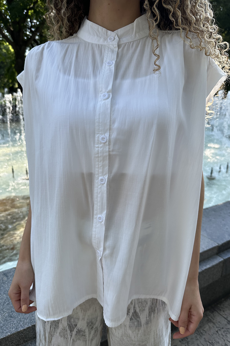 Дамска блуза в бяло без ръкав с копчета
