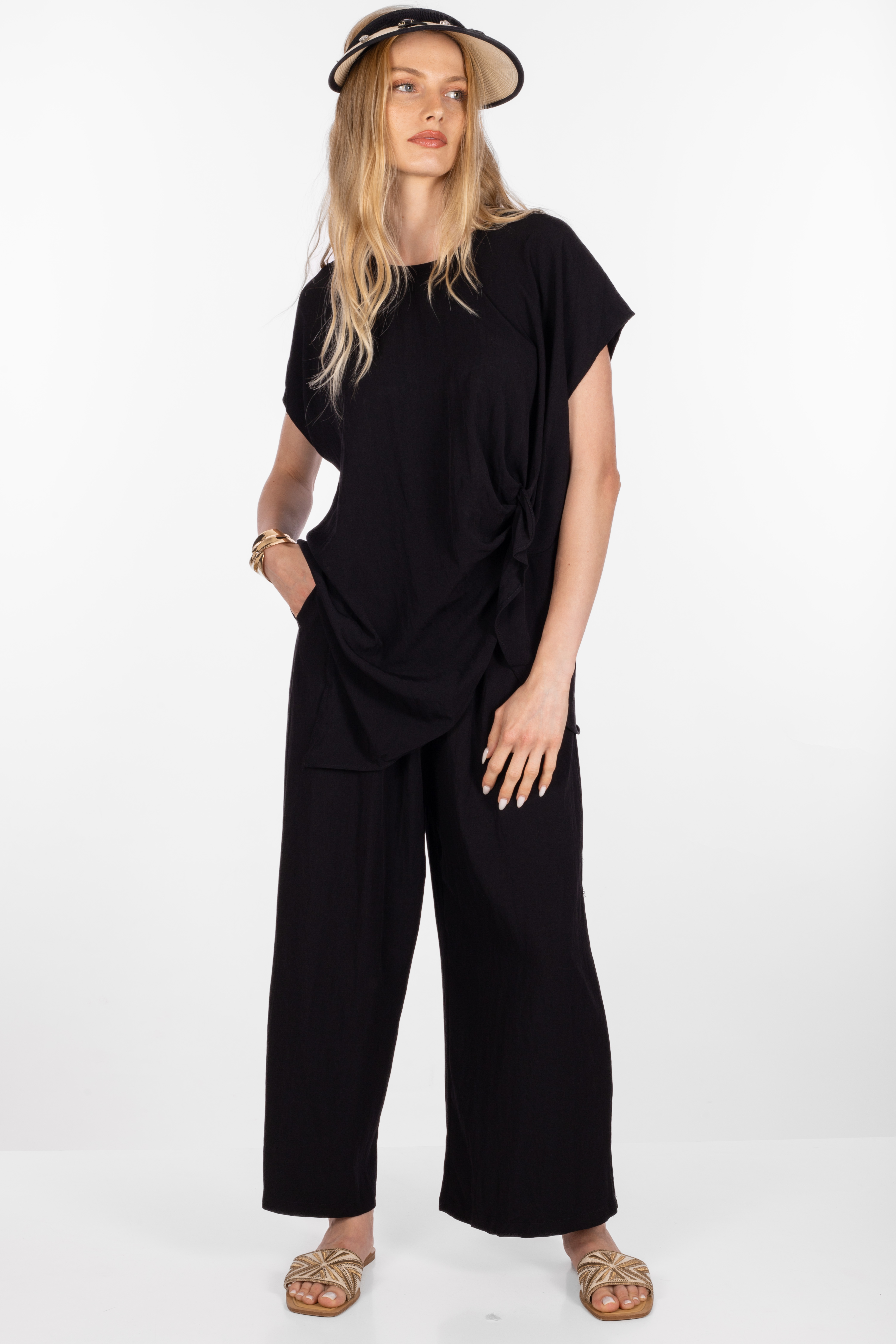 Дамски комплект в черно с асиметрична блуза с набор и панталон
