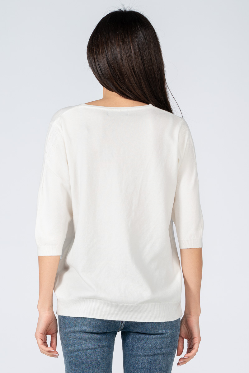 Дамска блуза в бяло с 3/4 ръкав и остро деколте с малка черна бродерия