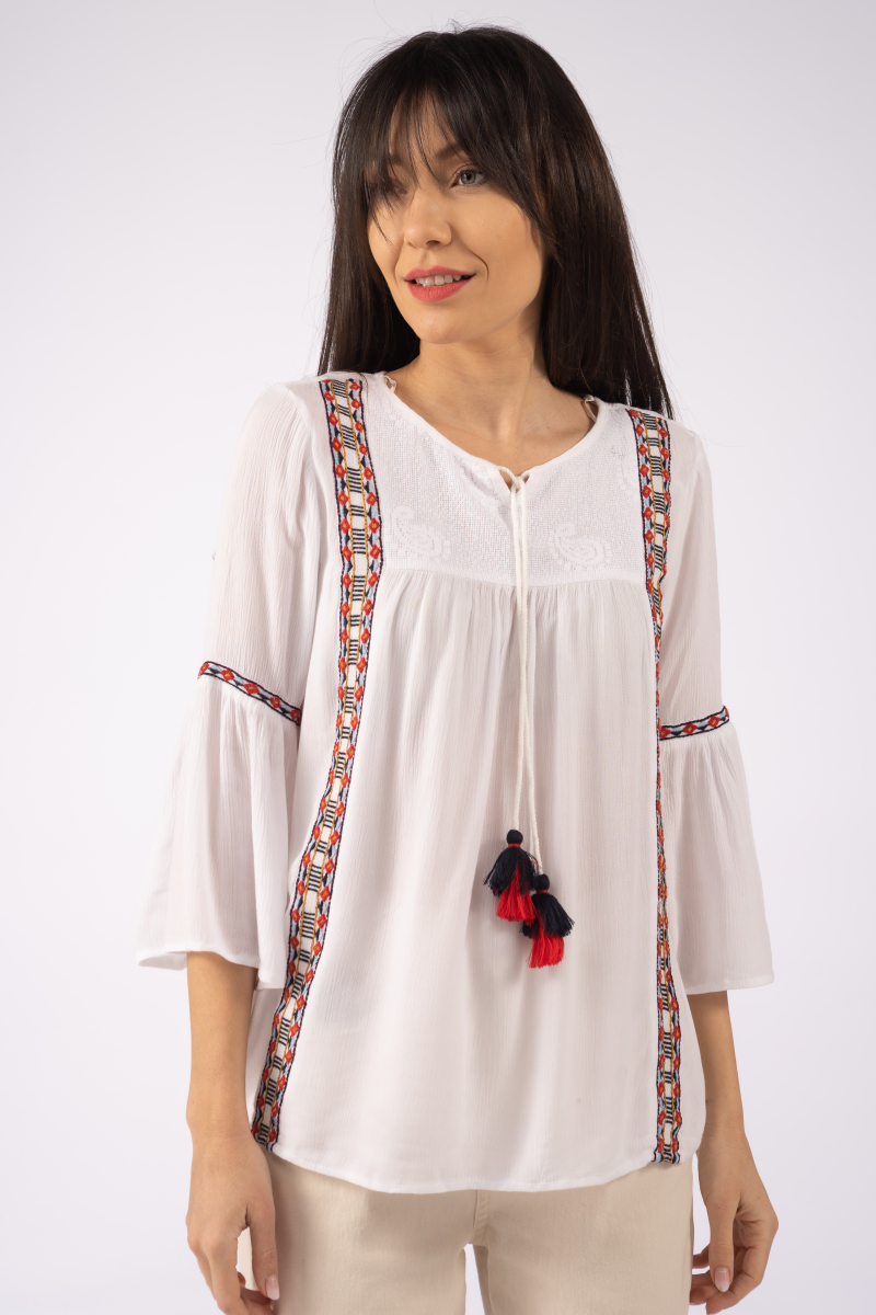Дамска блуза в етно стил в бяло с шевици и връзка с пискюл на деколтето