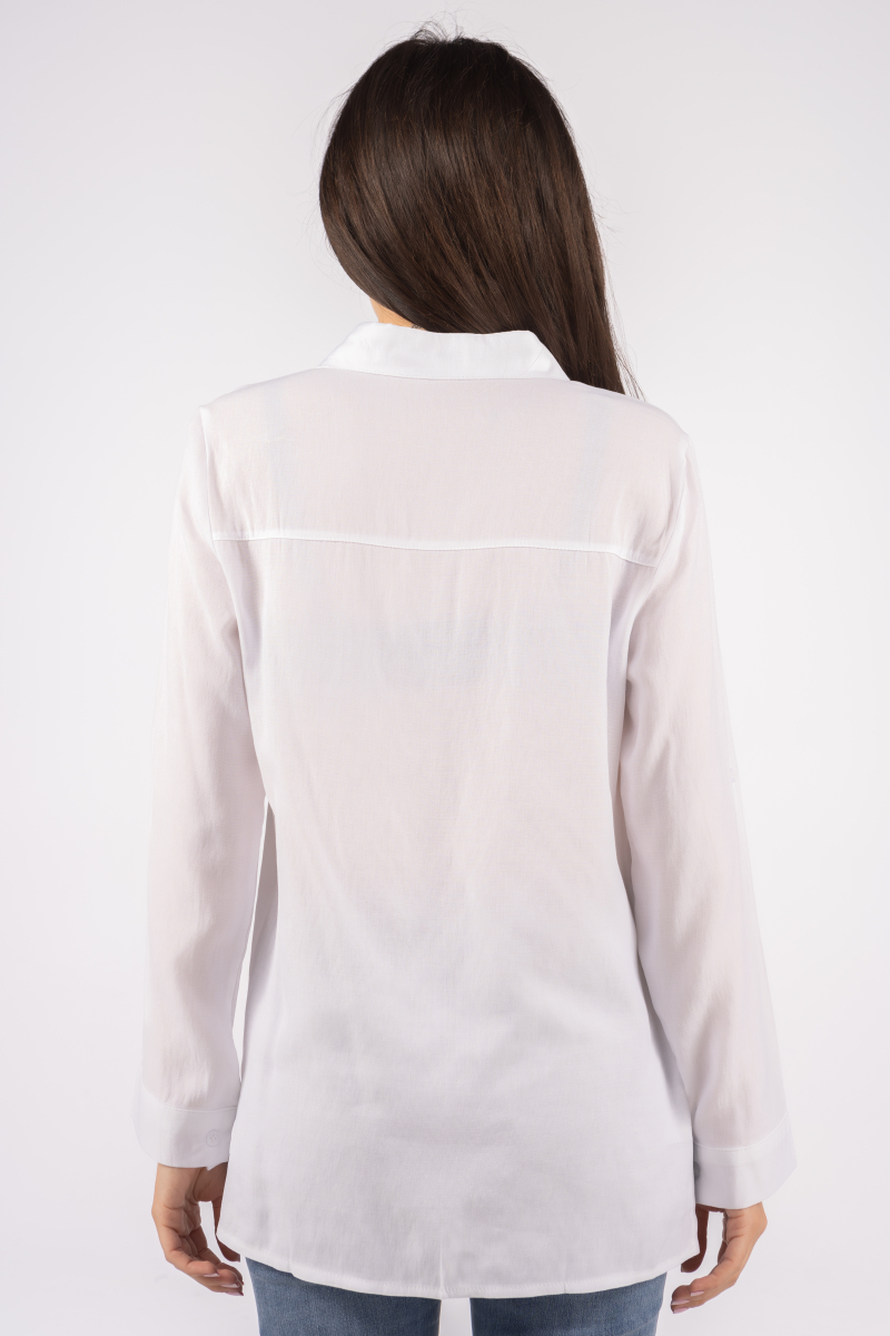 Дамска ефирна риза в бяло с навиващ се ръкав и джобове