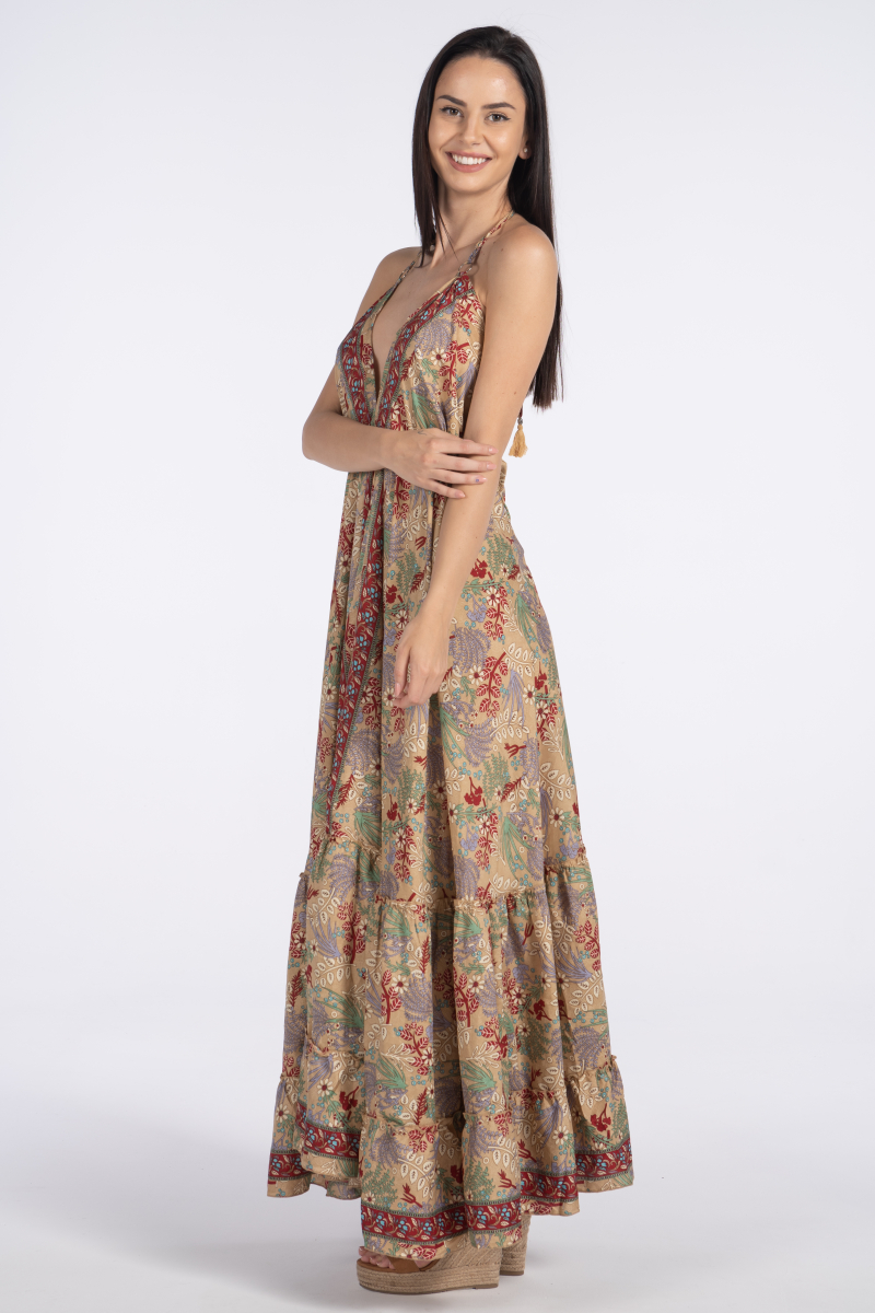 Дълга рокля от коприна в бежово с гол гръб и цветен етно принт