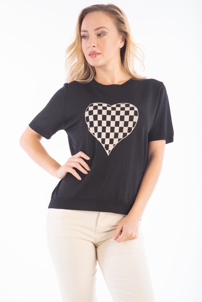 Дамска блуза от фино плетиво в черно с щампа шахматно сърце